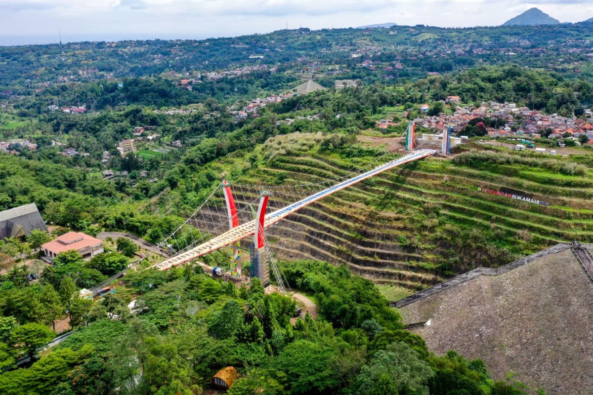 WIKA Completes Glass Bridge Project, Demonstrating Solid Operational Performance Amid Corporate Transformation