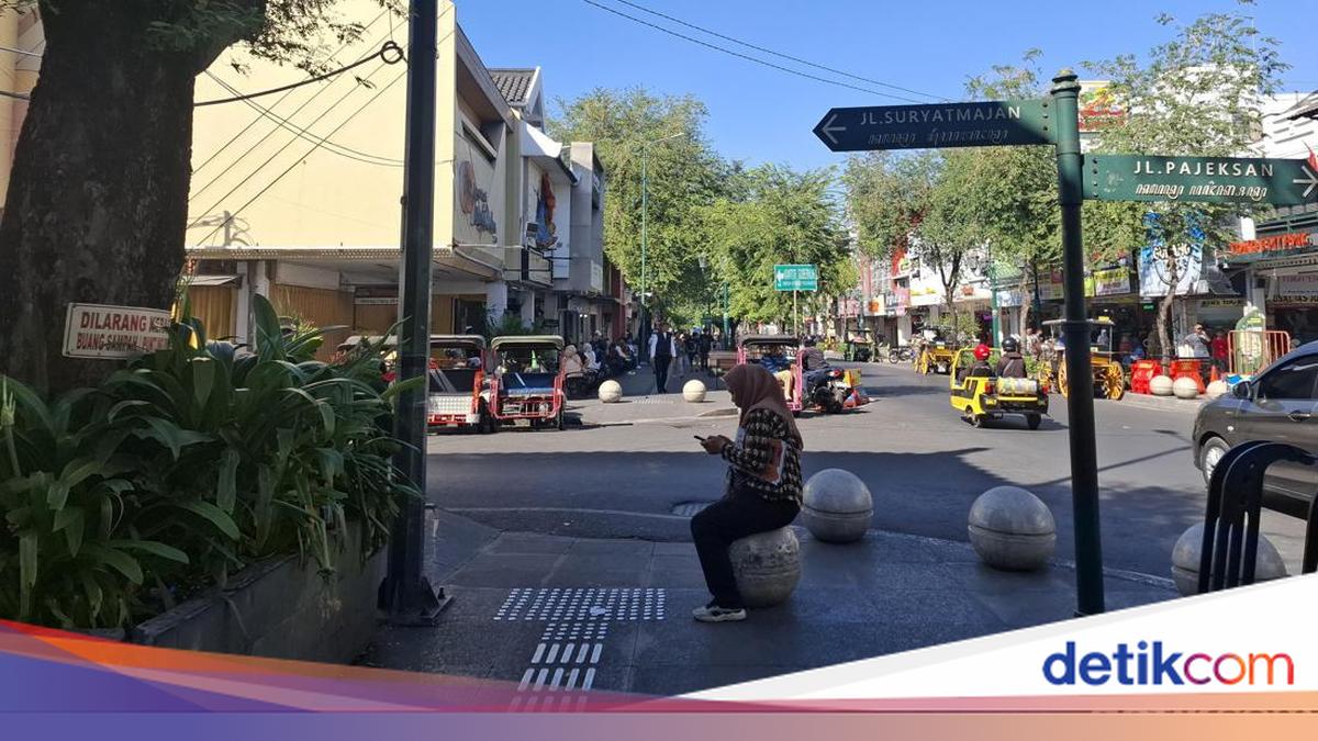 Illegal Street Signage in Malioboro Area Exposed