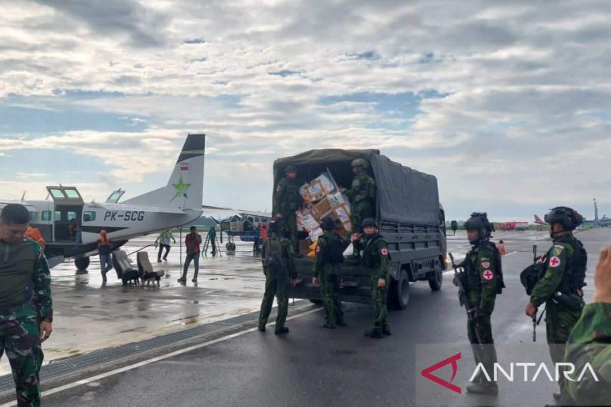 Indonesian Military Sends 2 Tonnes of Basic Necessities to Residents in Three Puncak Regency Districts