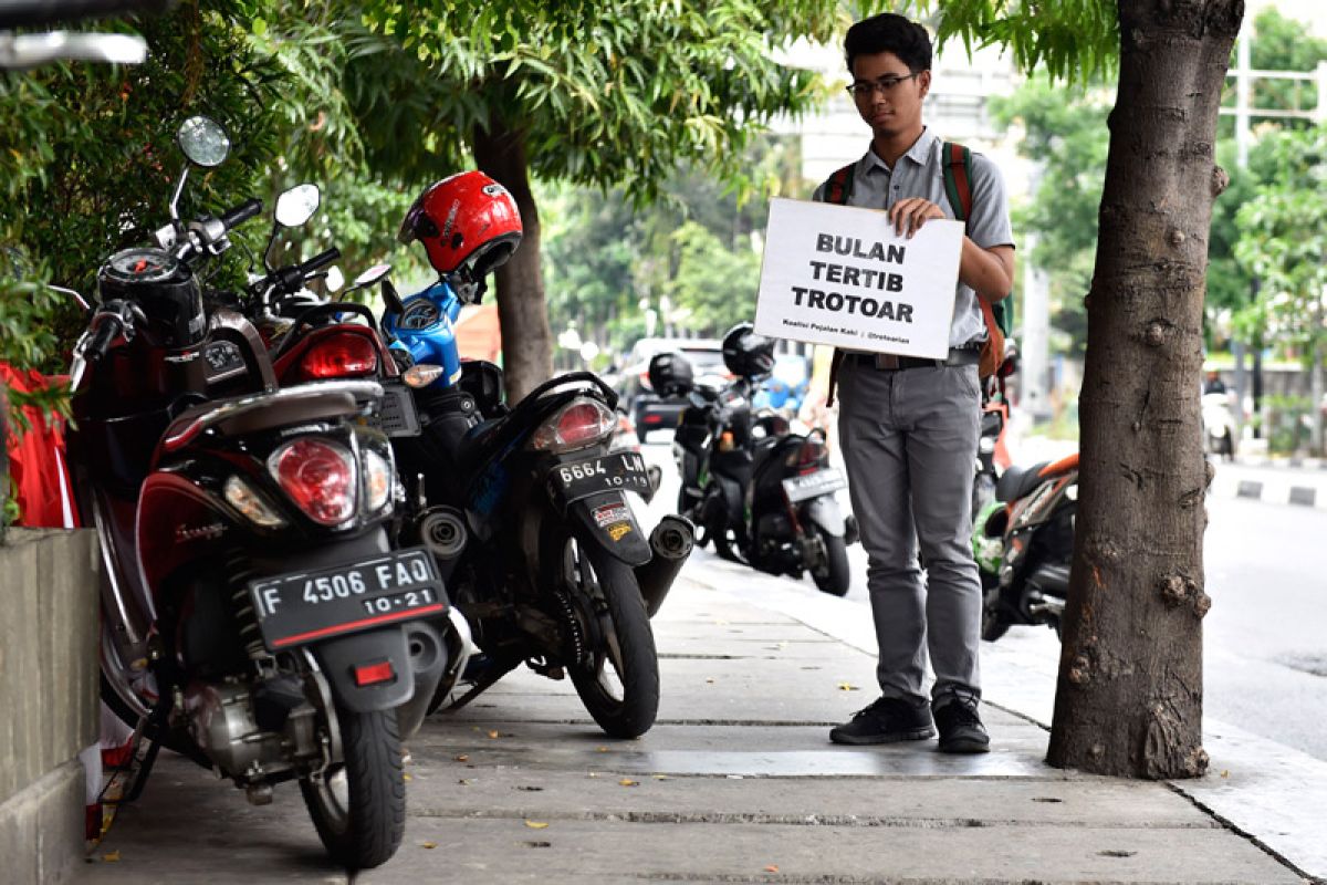 Kebon Kosong Sub-district intensifies campaign against street vending on pavements