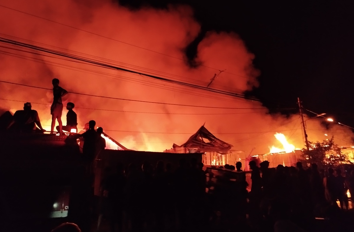 Massive Fire in Makassar Destroys 50 Houses, Affecting 90 Families