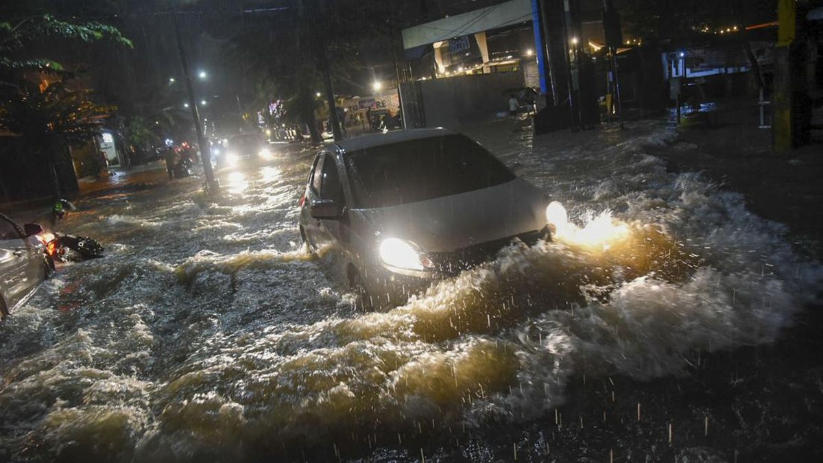Heavy Rain in Simalungun Causes Temporary Paralysis of Medan-Siantar Main Road