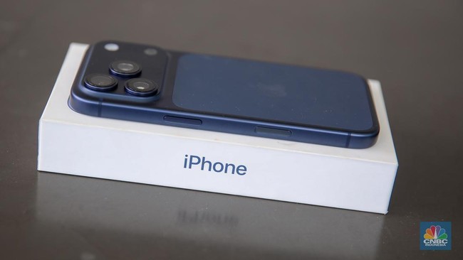 iPhone Sales Surge, but Apple Warns of a Gloomy Future