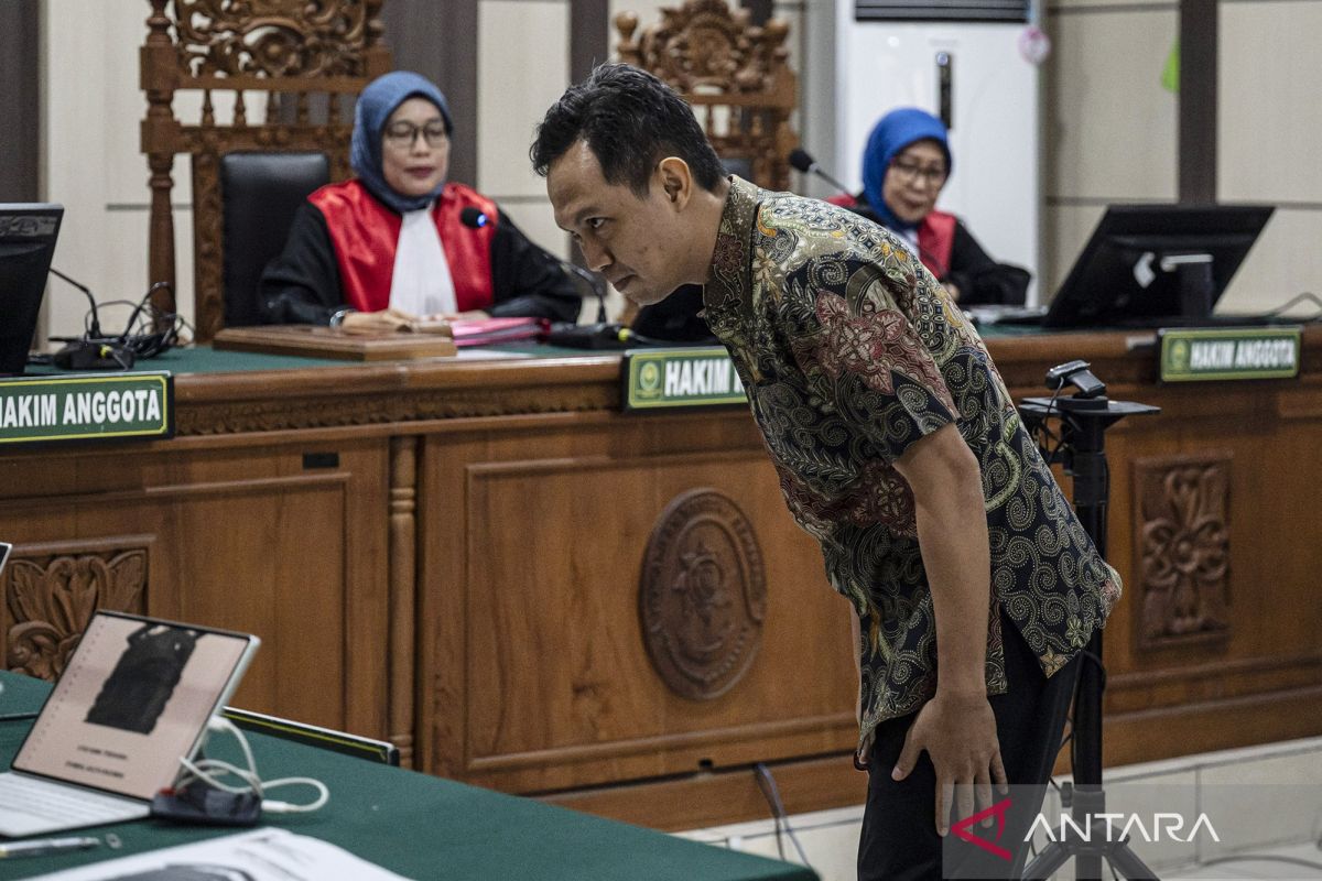 First hearing held in Cilacap Regent corruption case