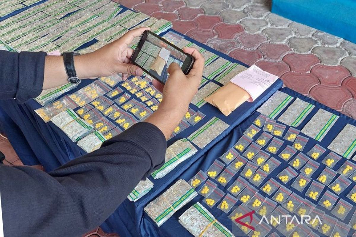 Police continue to expand investigation into illegal prescription drug supply network in Tanah Abang