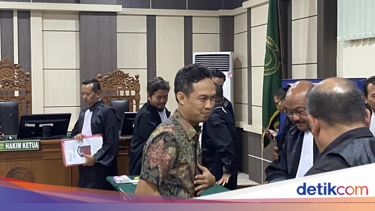Cilacap Regent Charged with Extorting Rp 568 Million for Eid Bonuses