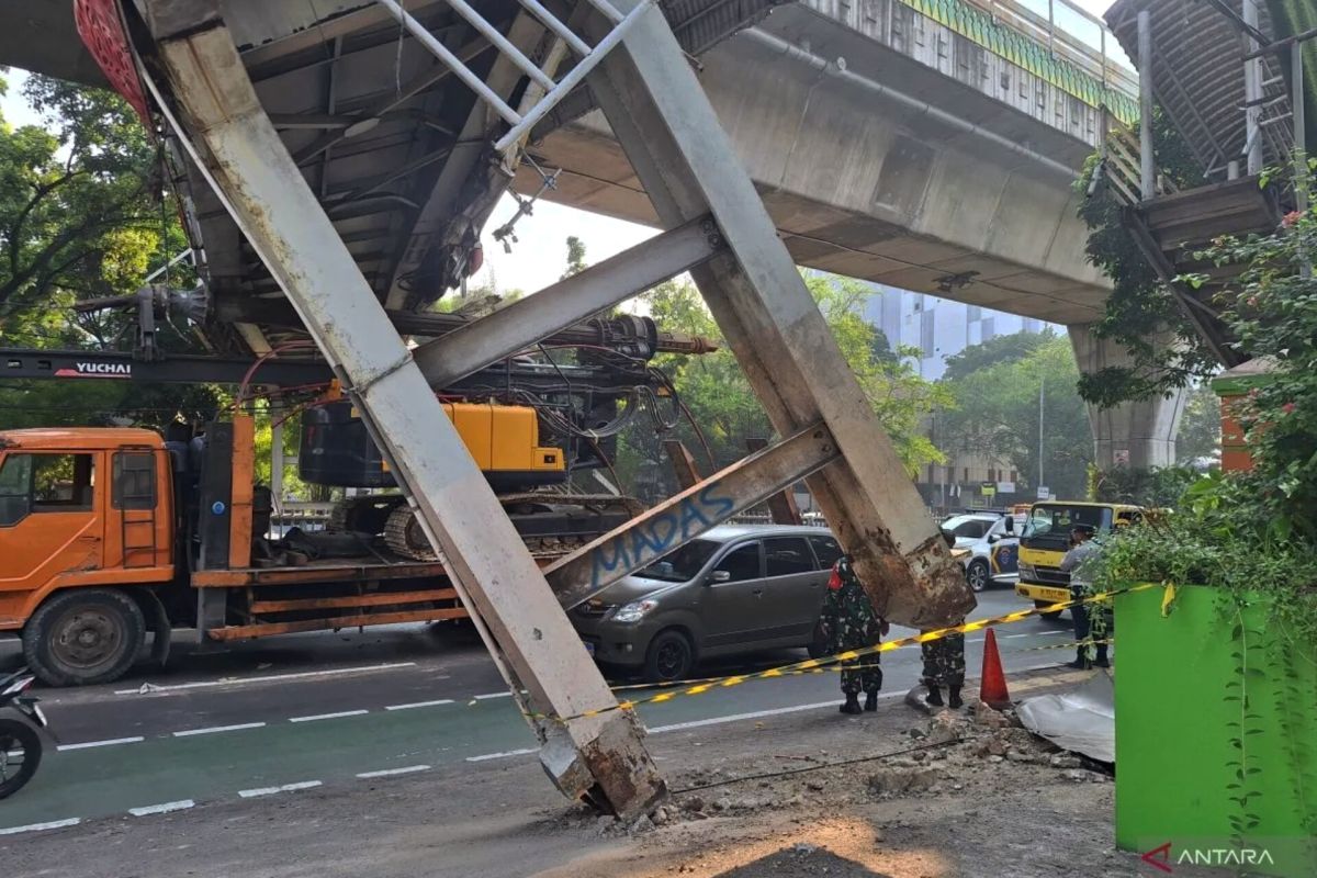 Pedestrians Demand Audit of 30 Jakarta Pedestrian Bridges to Meet Ministry of Public Works Standards