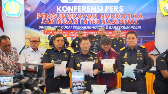 Malaysian Pilot Arrested as Customs Seizes 70,000 Ecstasy Pills