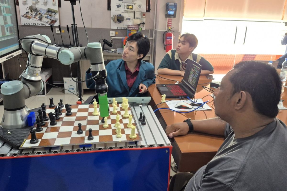 Ubaya Students Create AI-Based Chess Robot