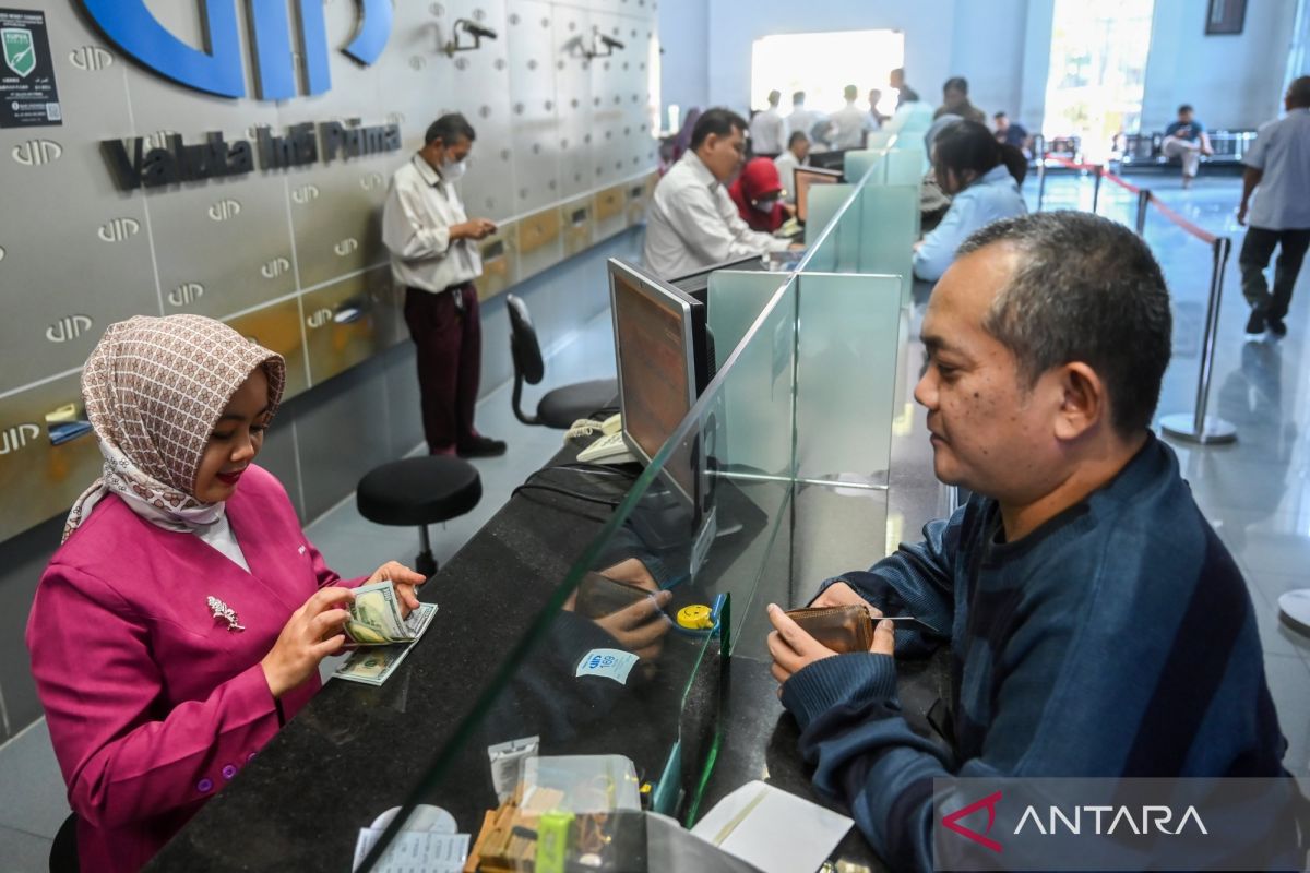 Rupiah strengthens to Rp18,022 on Friday driven by falling crude oil prices
