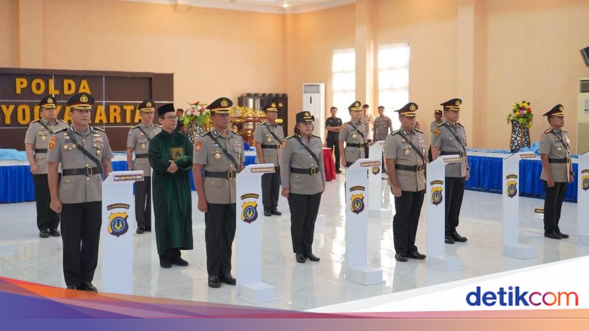 Four Senior Officials of DIY Regional Police and Yogyakarta City Police Chief Rotated