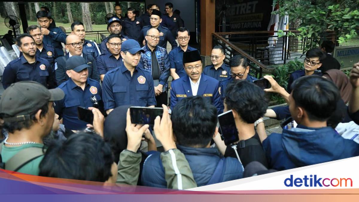 Budisatrio and Gus Ipul Open National Karang Taruna Board Retreat