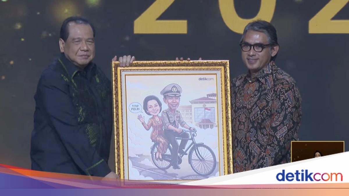 CT Chairul Tanjung Presents Commemorative Gift to Hoegeng's Family