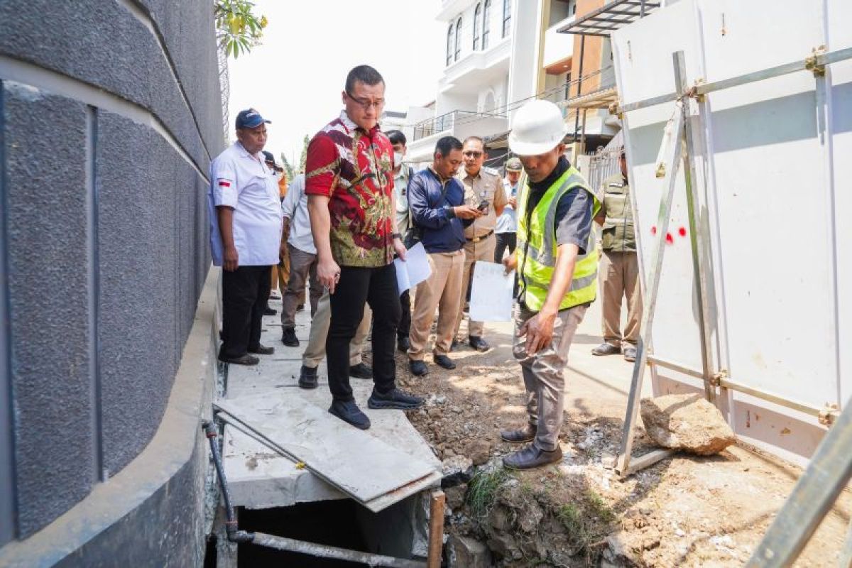 Legislator inspects drainage canal construction in West Jakarta