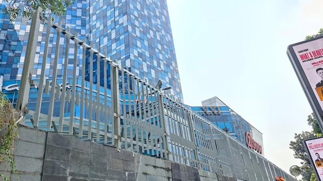 Pramono Requests Malls to Remove High Fences, Asserts Jakarta is Safe
