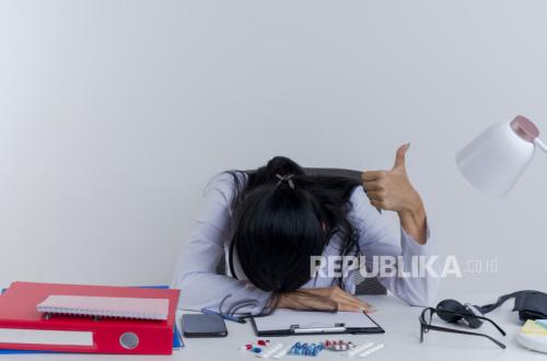 Gen Z Employees Choose to Sleep or Cry During Work Hours to Cope with Stress