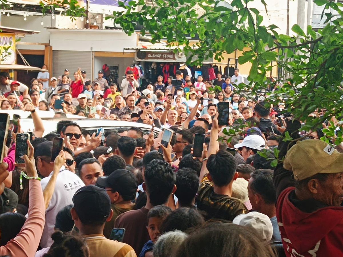 Jokowi Swarmed by Thousands of Residents During Car Free Day in Kupang