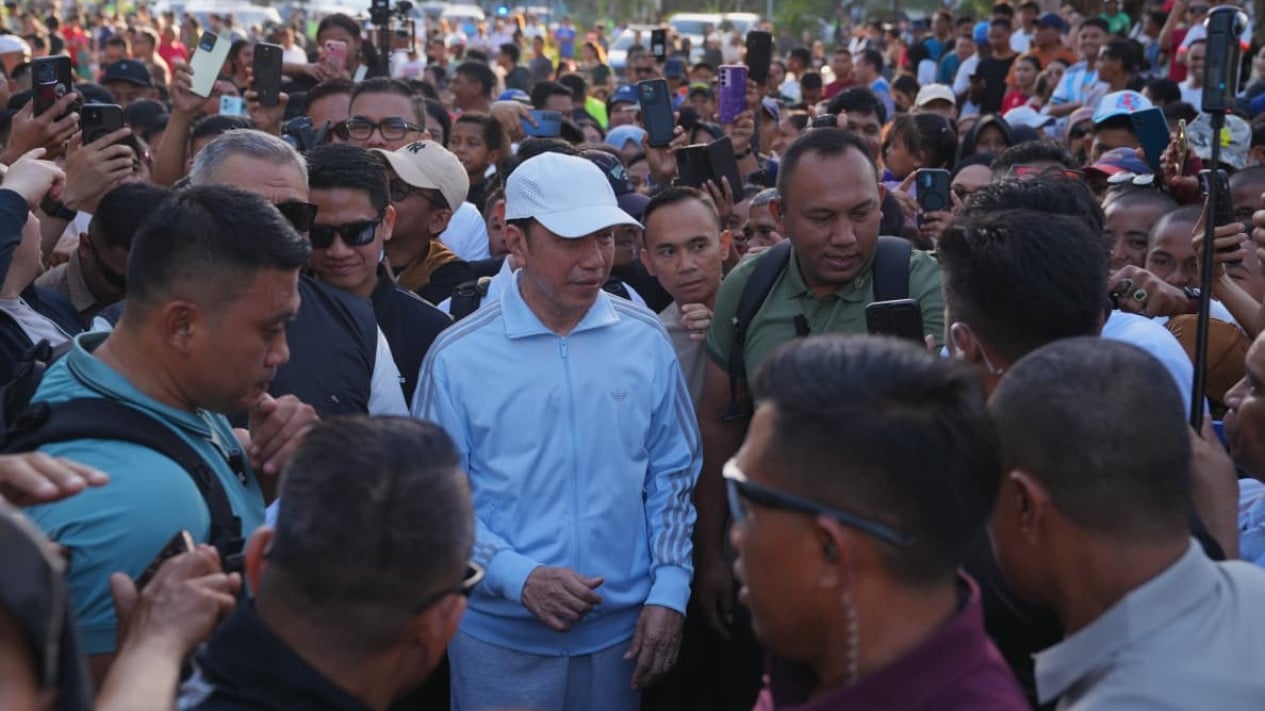 Met with Cheers of 'Father Has Returned Home', Jokowi Crowded by Residents at Kupang CFD
