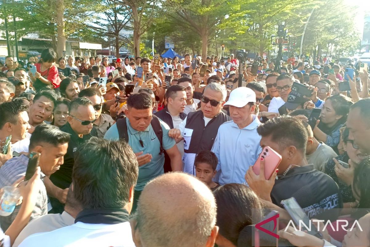 Jokowi swarmed by crowds during leisure walk in Kupang City