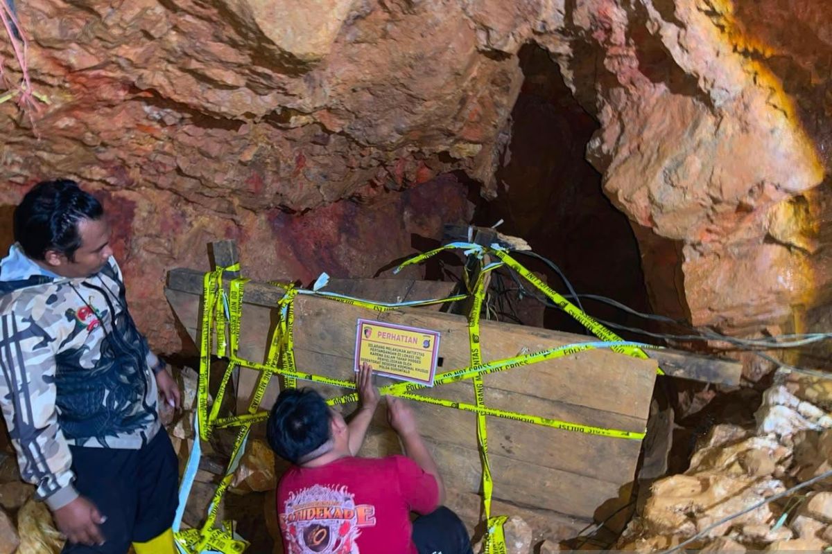 Gorontalo police shut down illegal gold mining site