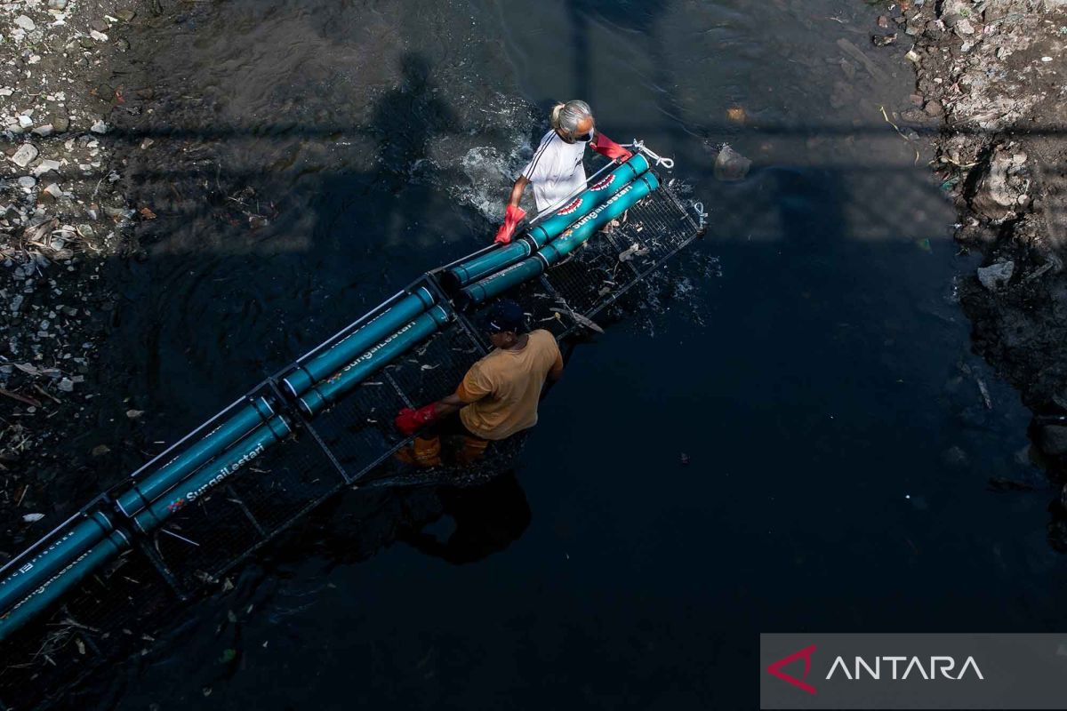 Installation of floating trash booms in Sungai Lestari