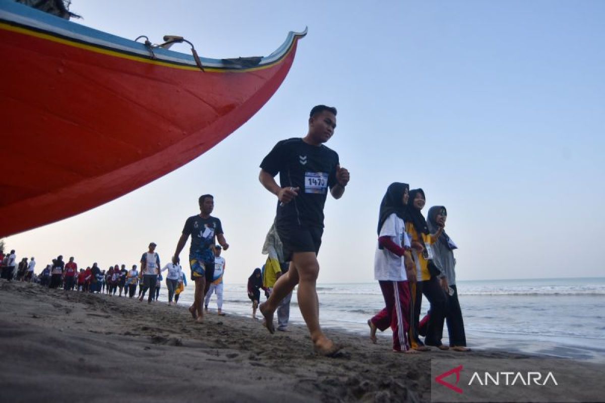 Barefoot race draws 2,000 runners to Indonesia's West Sumatra
