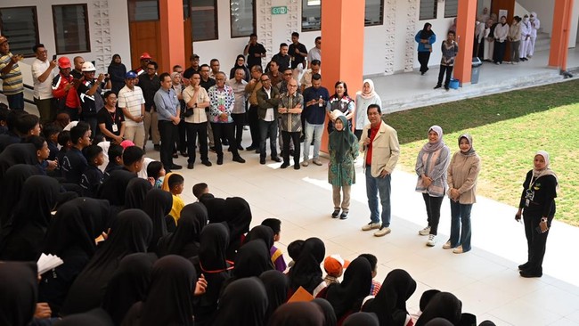 Purbaya Promises State Budget to Fully Support 'Sekolah Rakyat' Program, Encourages Students