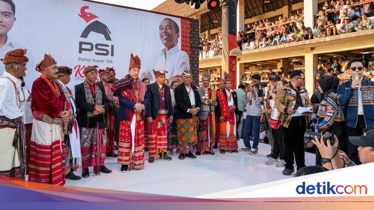 Jokowi Officially Enthroned as Elder of the Timor Kings in Kupang