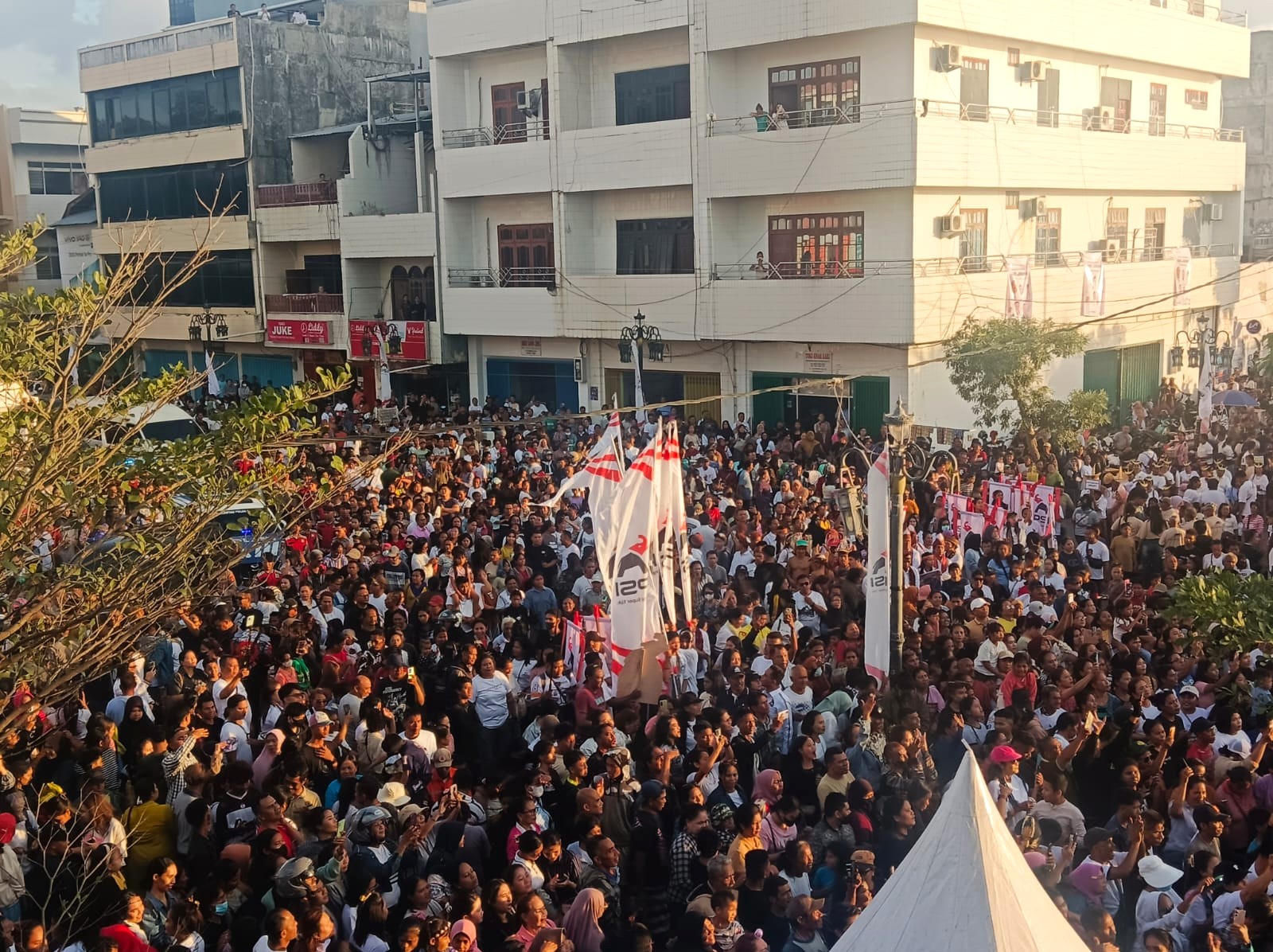 Thousands of Residents Attend Coronation of Jokowi as Elder of the Kings of Timor