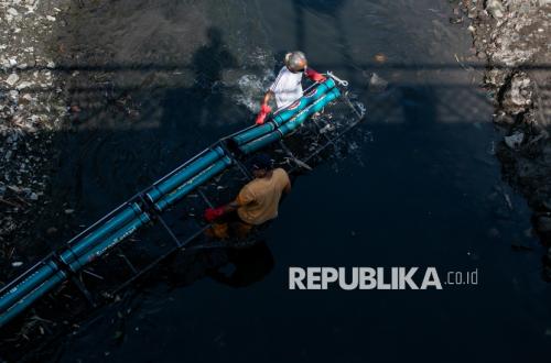 Trash Booms Installed in Solo's Jenes River