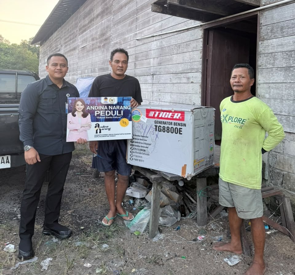 NasDem Legislator Distributes Generators to Poultry Farmers Affected by Power Outages in Central Kalimantan