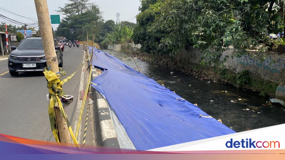 Residents Baffled as Sawangan Depok Pavement Collapses Only One Year After Completion