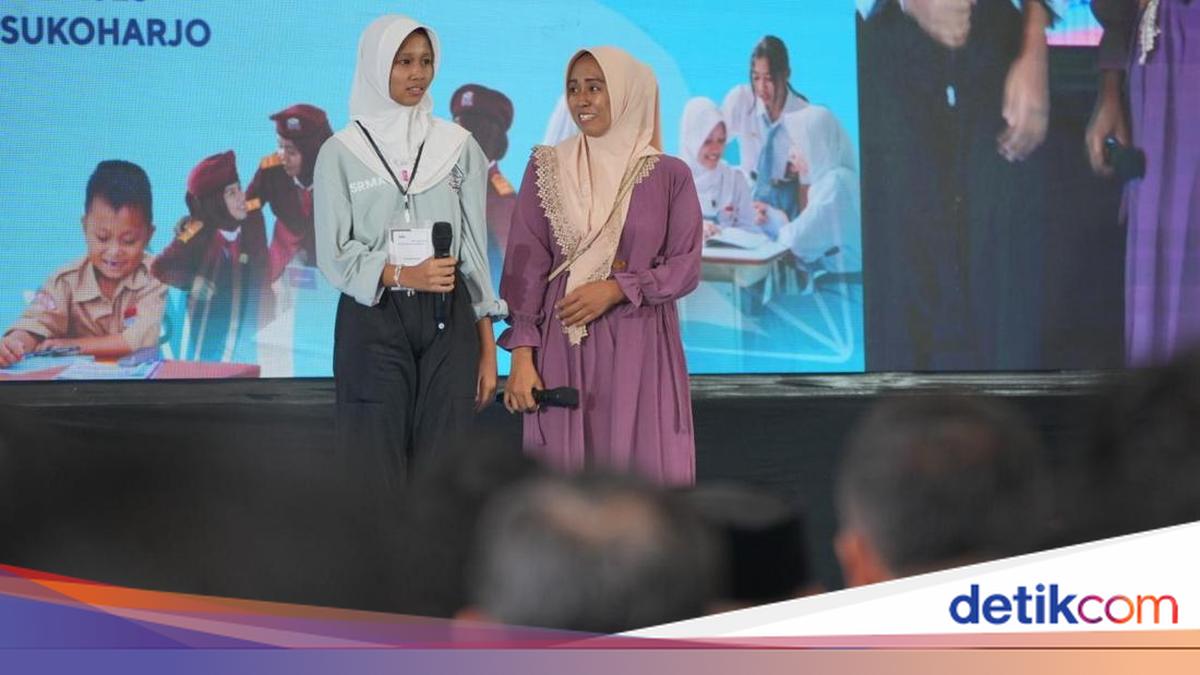 Emotional Moment in Sukoharjo as Mother Rejoices Over Daughter's New School Uniform