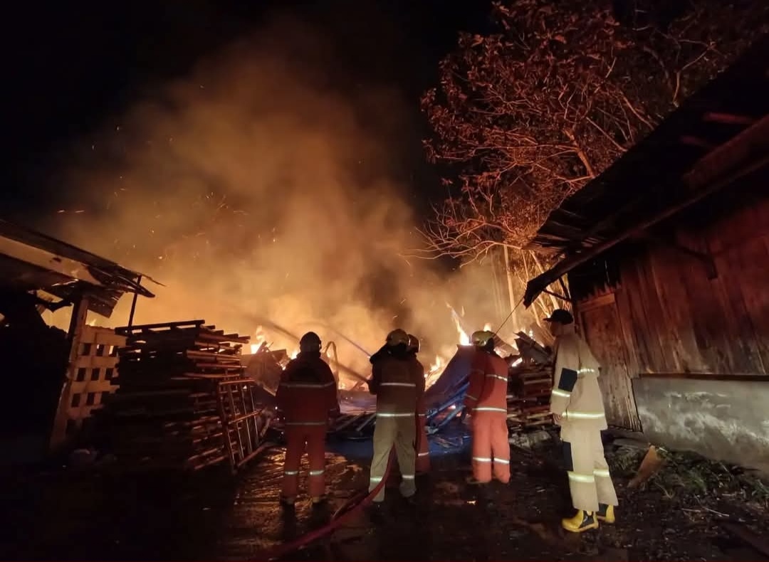 Plywood Factory in Semarang Destroyed by Fire Triggered by Press Machine Explosion