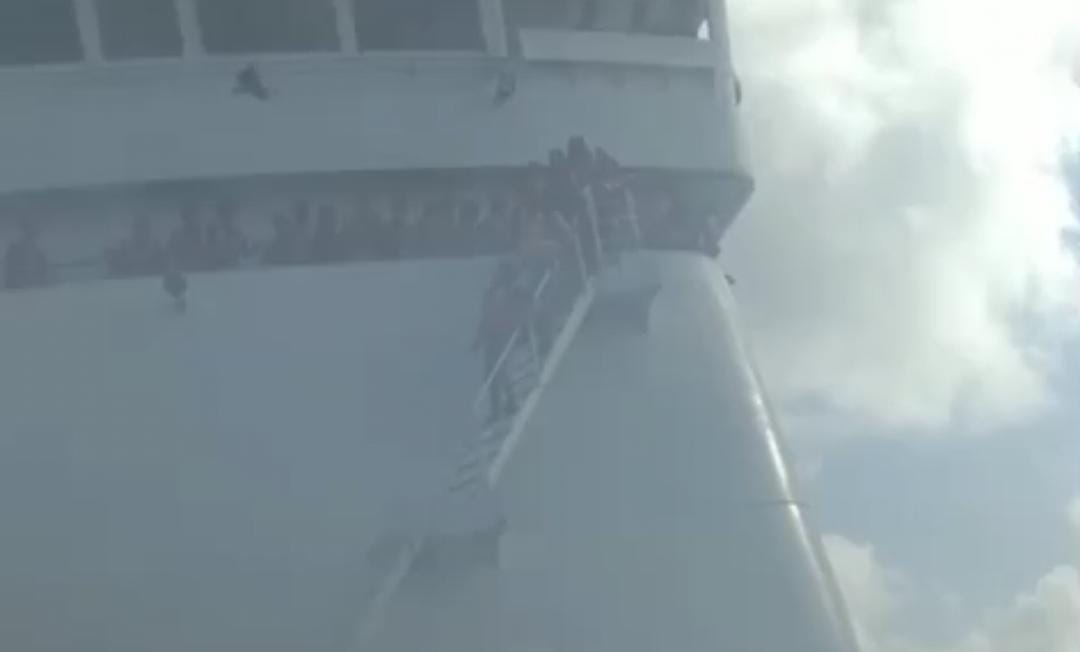 Evacuation Vessels Deployed to Rescue Passengers from Burning KMP Mutiara Sentosa 2