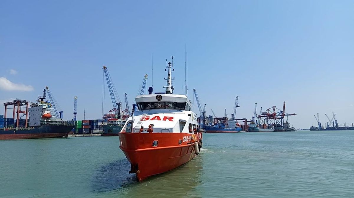 KMP Mutiara Sentosa 2 Catches Fire in Sumenep, Passengers Leap into Sea