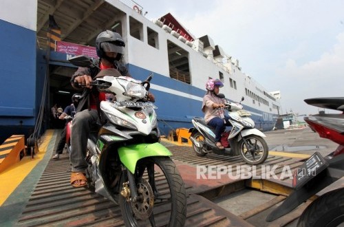 Basarnas Deploys KN Permadi to Evacuate Passengers from Burning KMP Mutiara