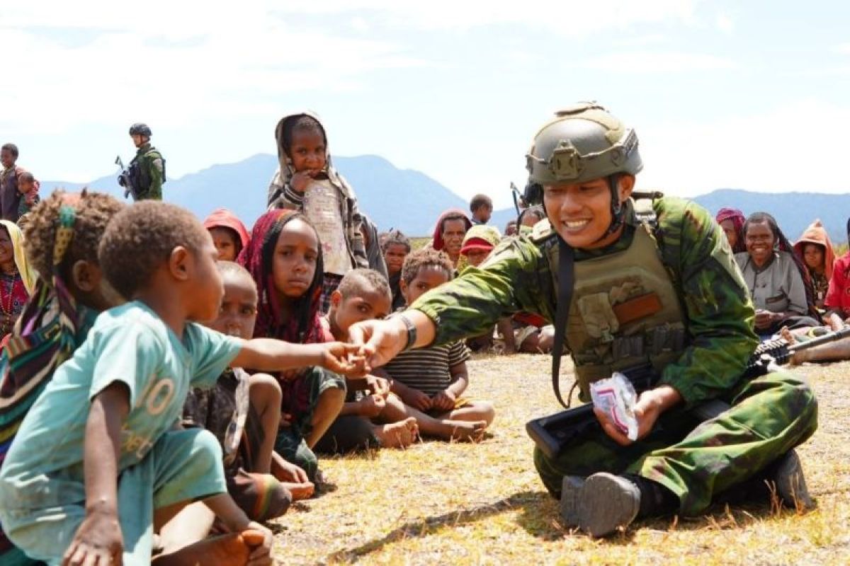 TNI delivers two tons of aid to drought-hit Central Papua