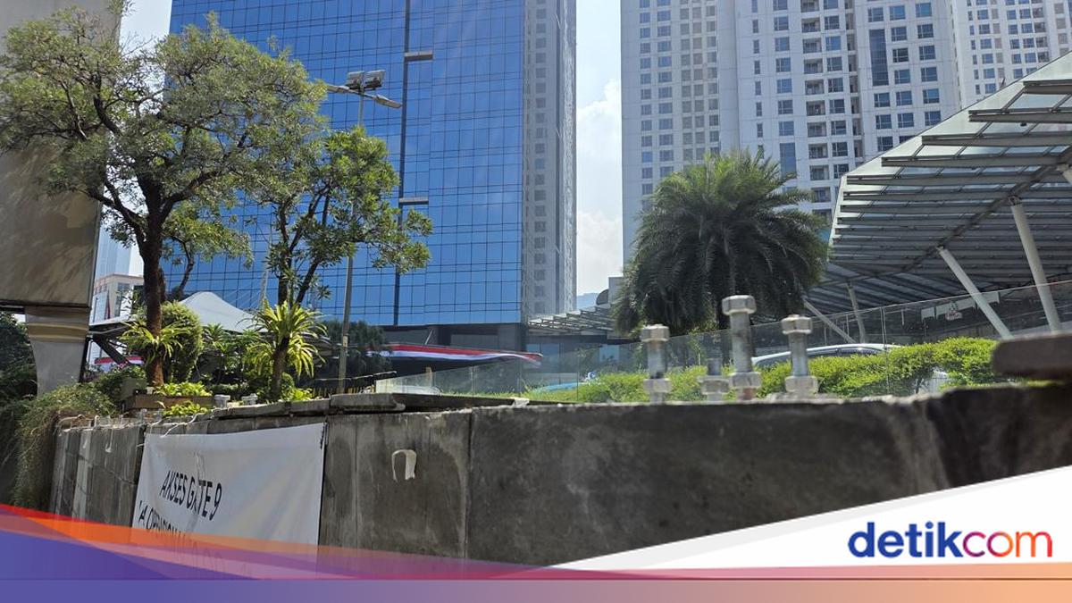 Witnesses Note Removal of High Fencing at Kota Kasablanka Mall