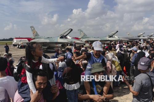 Indonesian Air Force Holds Open Base Event, Residents Enthusiastically View F-16 Fighting Falcons Up Close