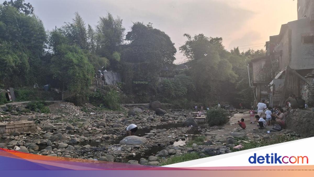 Ciliwung River in Bogor Recedes During Dry Season, Becoming a Playground for Children