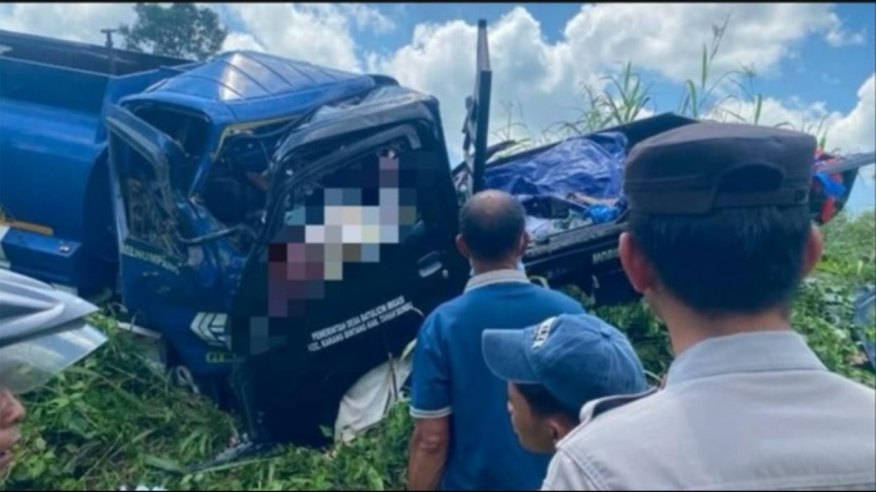 Student Group Vehicle Collides with Fuel Tanker, Seven Dead