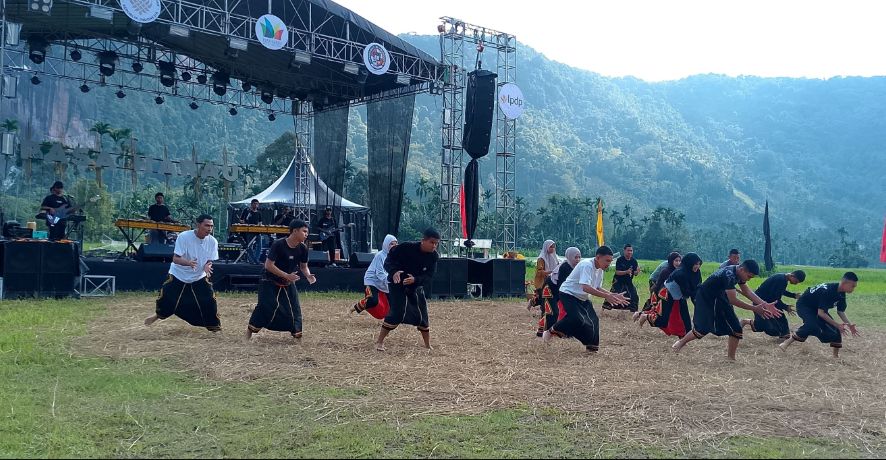 Hundreds of Tourists Attend Pasa Harau Art and Culture Festival in Harau Valley