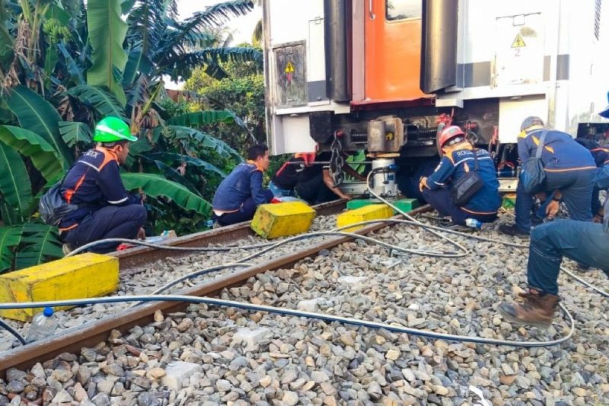 KAI North Sumatra evacuates Putri Deli train after derailment following collision with truck