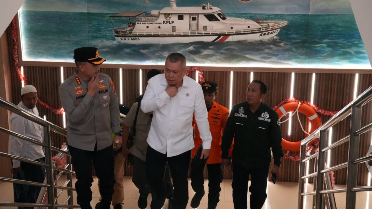Minister of Transport Monitors KM Mutiara Sentosa II Passenger Evacuation, Ensures Operations Continue