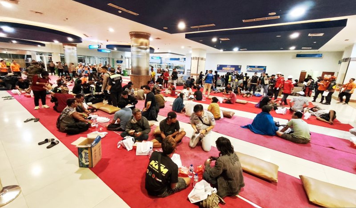 122 Passengers Evacuated from KMP Mutiara Sentosa II Fire Arrive Safely in Surabaya and Sumenep