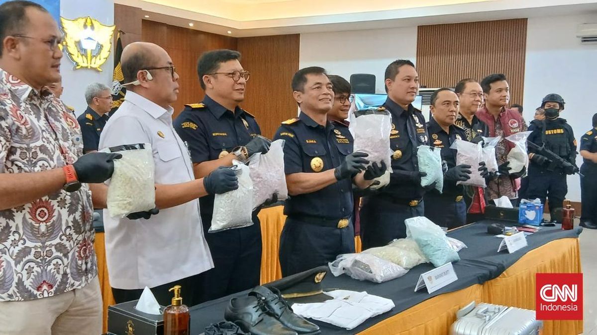 Malaysian Pilot Smuggling Meth: Flew Under the Influence, Carried Spare Urine