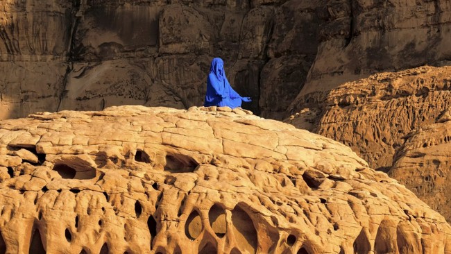 Outcry Over 'Blue Woman' Statue Erected in Medina Desert