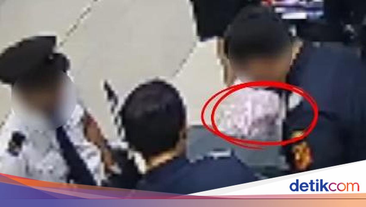 Malaysia Airlines Co-Pilot Caught Smuggling 26kg of Ecstasy Through Fast Track at Soekarno-Hatta