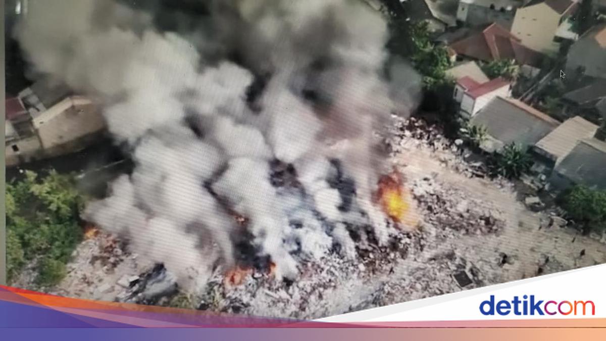 Firefighter Dies While Battling Blaze at Illegal Dumpsite in East Jakarta